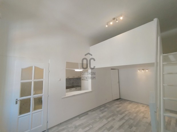 Fel�j�tott gal�ri�s garzon lak�s J�zsefv�rosban