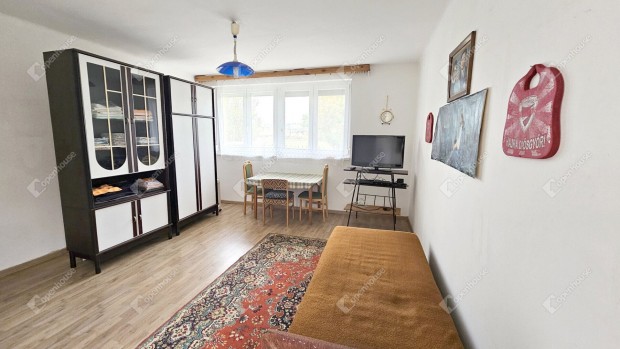 Fel�j�tott garzonlak�s elad� a Selyemr�t v�rosr�sz hat�r�n