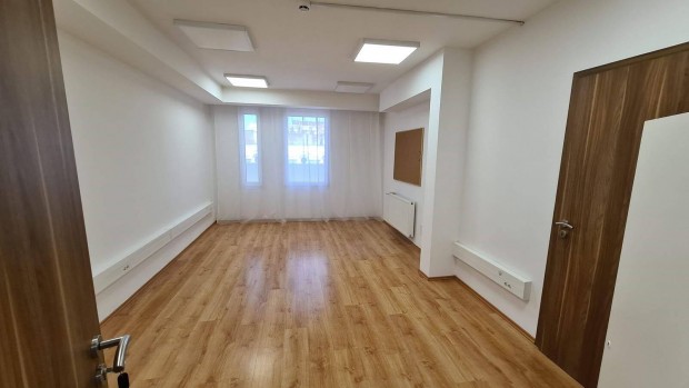 Fel�j�tott irodah�zban iroda kiad�!