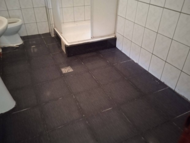 Felújított kétszobás lakás, kis kerttel eladó