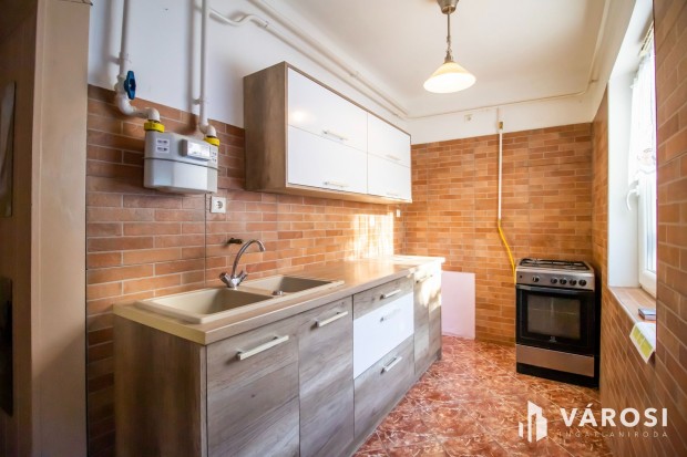 Fel�j�tott kis h�z panel�ron