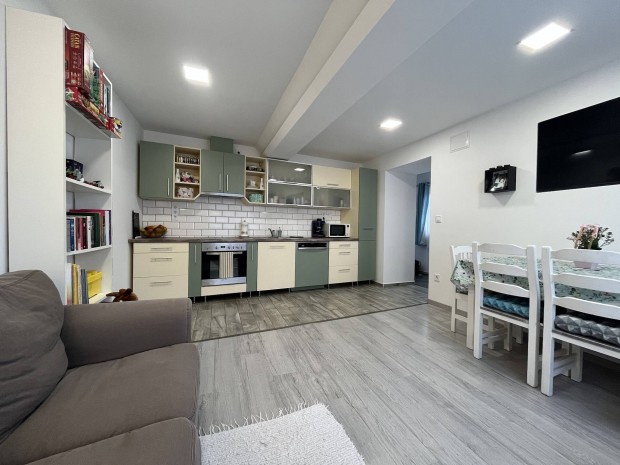 Fel�j�tott kish�z Kisk�r�s�n