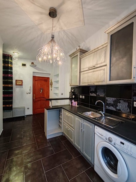 Fel�j�tott lak�s Salg�tarj�n sz�v�ben