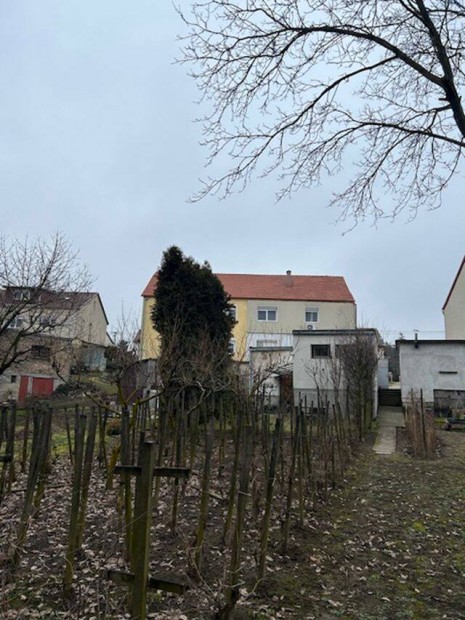 Fel�j�tott lak�s, saj�t kerttel �s dupla gar�zzsal!