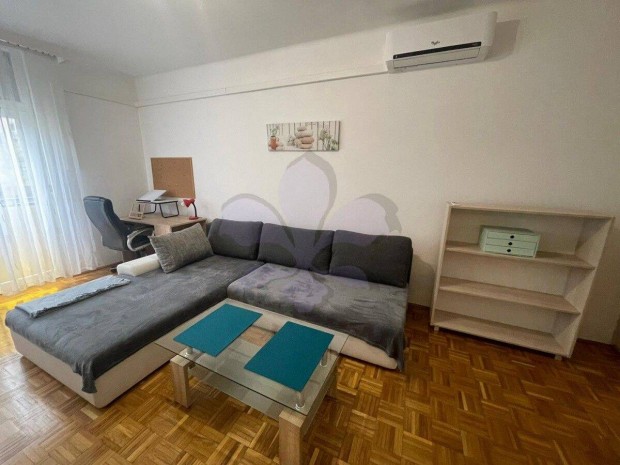 Fel�j�tott lak�s kiad� az Egyetem k�zel�ben (Miksz�th K�lm�n utca)