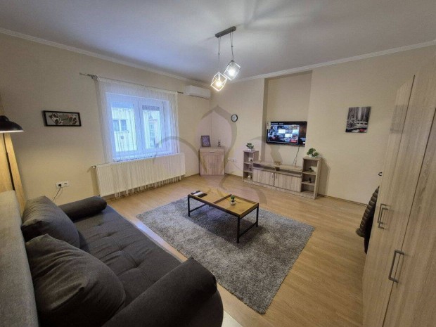 Fel�j�tott lak�s kiad� az �temet� utc�n