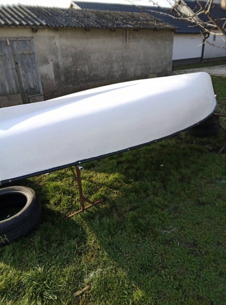 Fel�j�tott m�anyag cs�nak