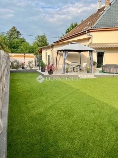 Fel�j�tott otthon saj�t kerttel