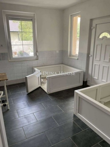 Fel�j�tott otthon saj�t kerttel