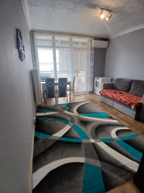 Fel�j�tott panellak�s elad� Sikl�son!