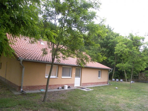 Fel�j�tott tanya Csengel�n