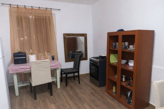 Fel�j�tott v�lyog paraszth�z Derecsk�n kiad� nyugi, z�ld, vid�k!