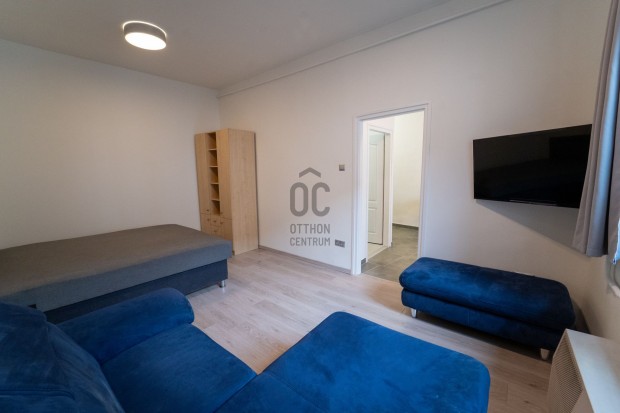 Fel�j�tva, saj�t kerttel �s parkol�val.