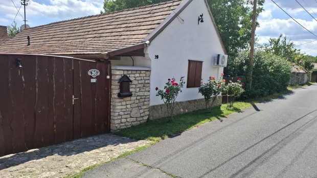 Fel�jjitott kis csal�dih�zunk elad�