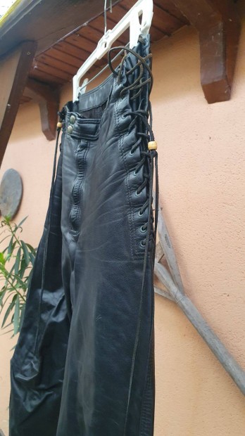 Felül fűzős bőr nadrág