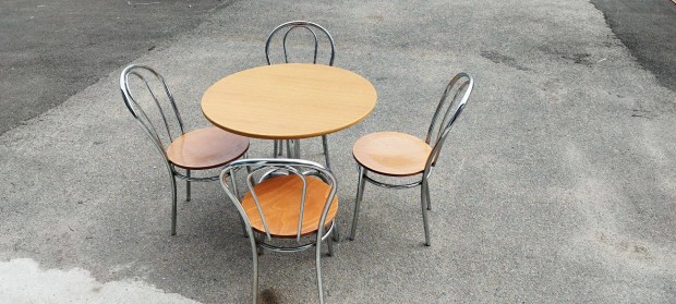 Fm-fa asztal szkekkel