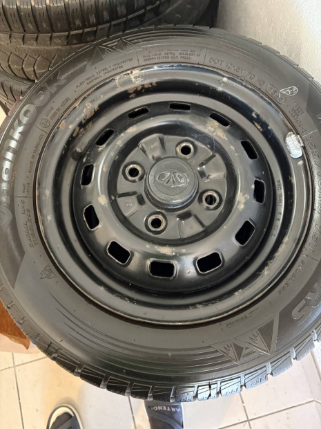 Fém felni új hankook gumikkal