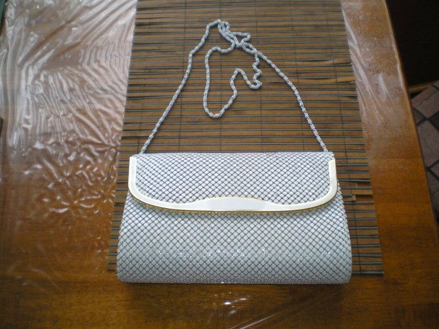 F�m lapokb�l k�sz�lt n�i alkalmi t�ska f�m p�nttal eleg�ns darab