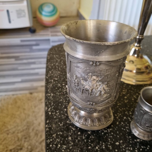 Fém poharak kancsó kiöntő gyertyatartó