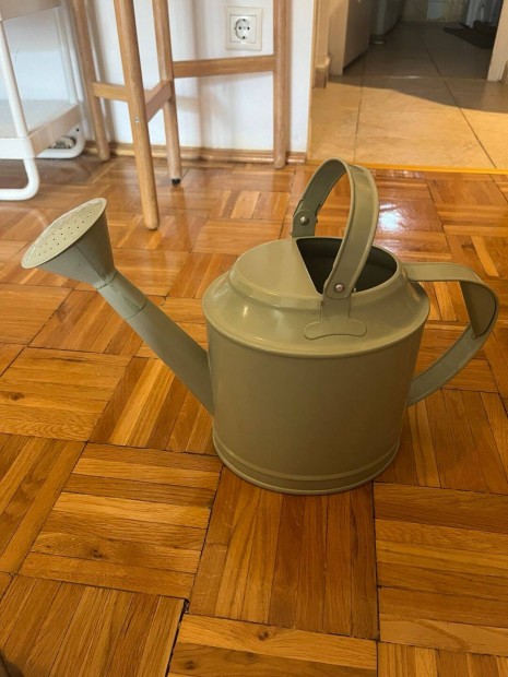Fémből készült locsolókanna olívazöld