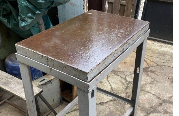 F�mipari Egyenget� asztal