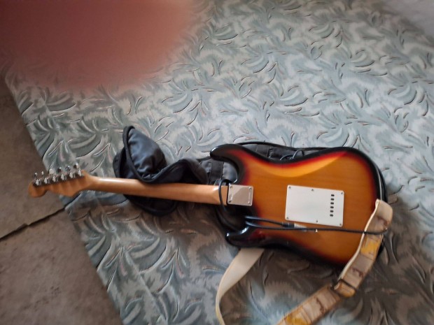 Fender stratocaster (Fender utnzat) szlgitr, puha tokban elad