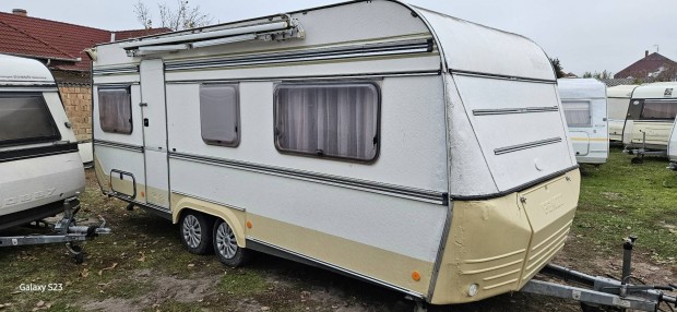 Fendt 580 caravan lakkocsi 