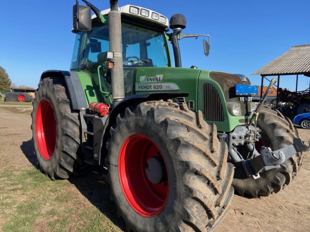 Fendt 820 Vario autotrack, pol kerekezssel