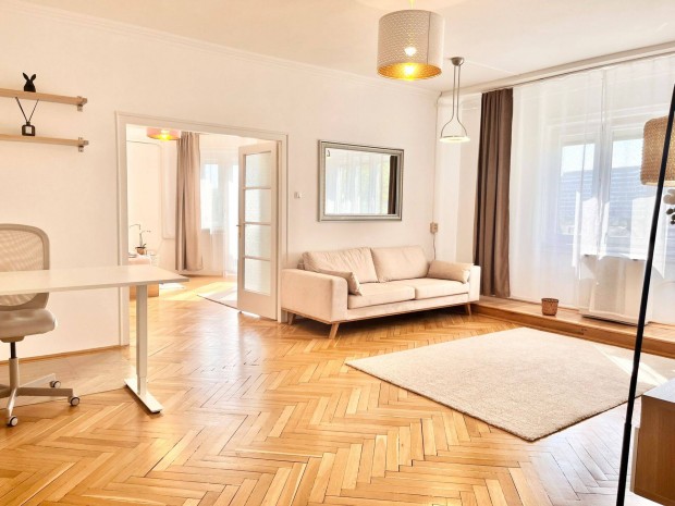 F�ny�rban �sz�, nagypolg�ri 72nm-es lak�s az Etele t�rn�l kiad�!