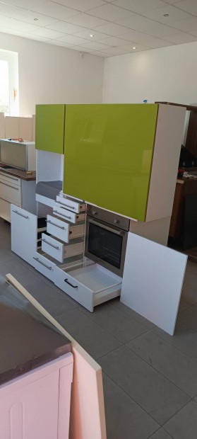 Fényes fehér ikea konyha sütővel