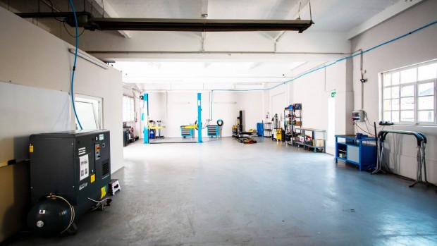 F�nyez� �s karossz�rialakatos �ll�s azonnali kezd�ssel