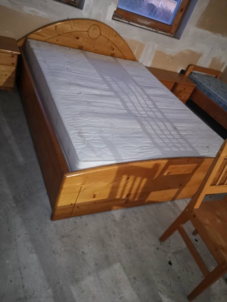 Fenyő bútorok eladók