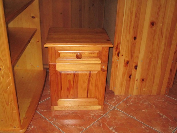 Fenyő éjjeliszekrény 43x35x55cm