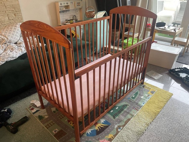 Feny� kis�gy k�kuszmatraccal �s leped�vel