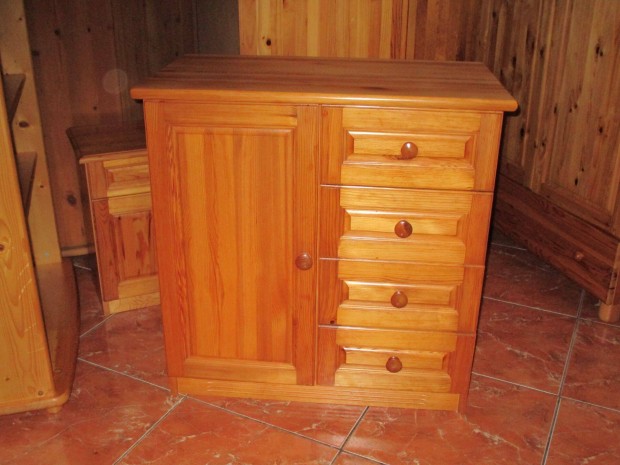 Fenyő komód 82x46x83cm