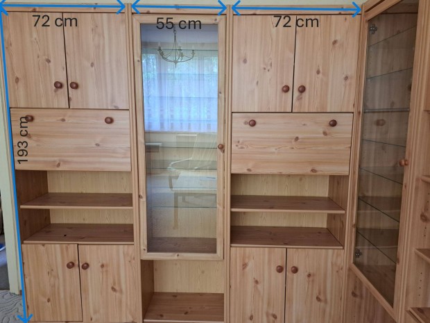 Feny� szekr�nysor vitrines k�z�pr�sszel