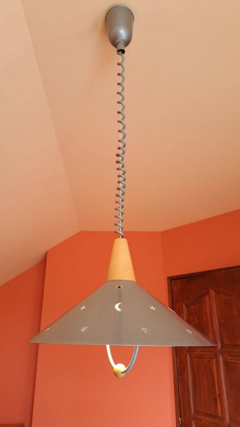 Feny�b�torok, k�nyvespolc, �jjeliszekr�ny, l�mp�k, stb.