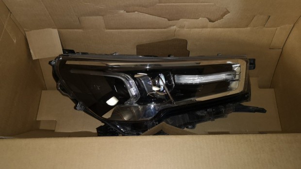 F�nysz�r� Hilux �jszer� jobb elad�