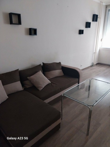 Ferenc krt-i magasf�ldszinti lak�s elad�