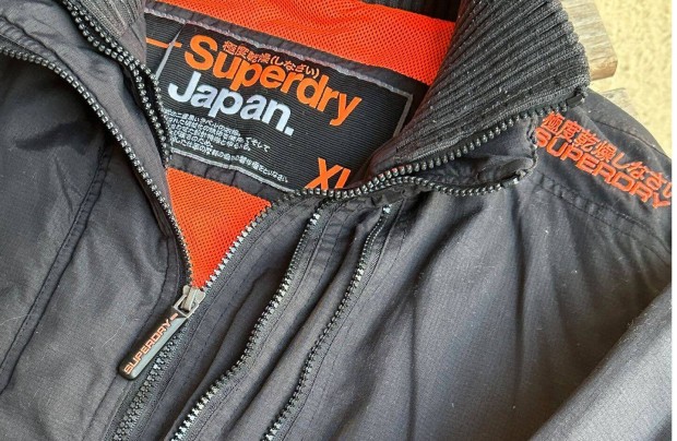 Frfi 3 cipzros fekete kabt,M-L-es mretben (Superdry)