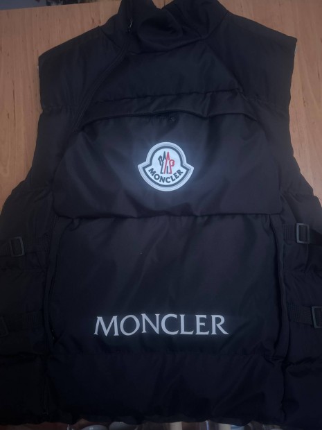 Frfi Moncler mellny, j llapotban van. Mret hiba miatt elad!