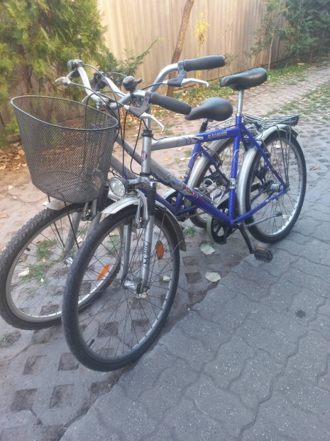 Frfi, ni kerkpr s egy 3 kerek elad 