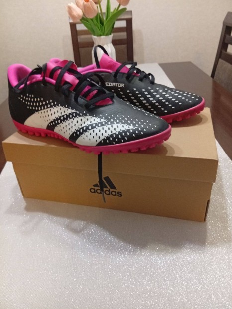 Férfi adidas predator műfüves cipő 42.2/3