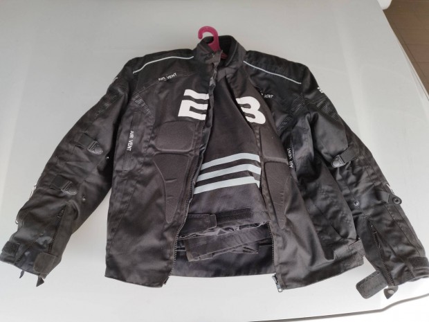 F�rfi motoros ruha csizm�val elad�