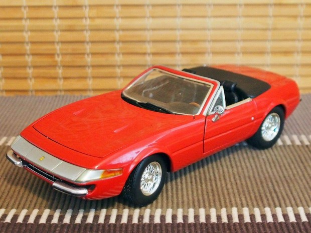 Ferrari 365 GTS/4 Daytona (1971) modellaut 1:18