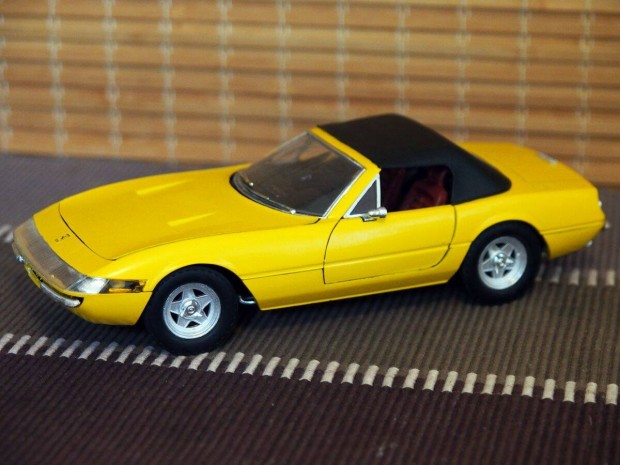 Ferrari 365 GTS/4 Daytona (1971) modellaut 1:18