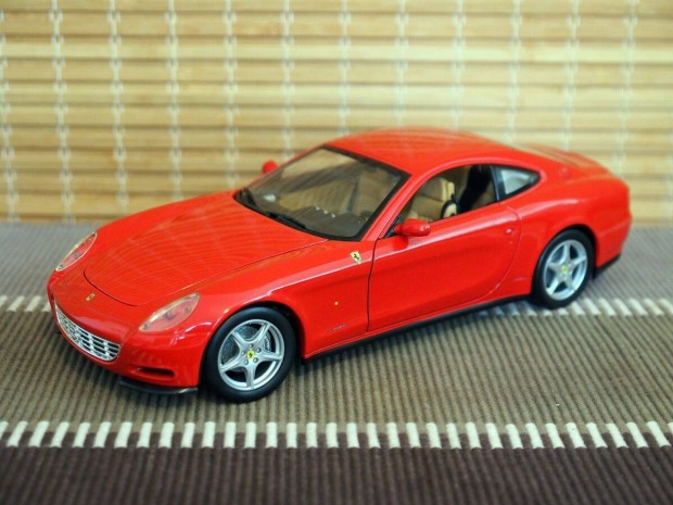 Ferrari 612 Scaglietti (2004) modellaut 1:18