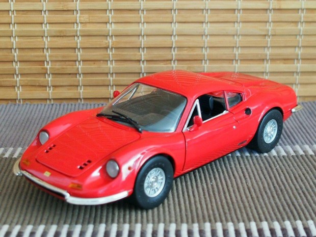 Ferrari Dino 246 GT (1969) modellaut 1:18