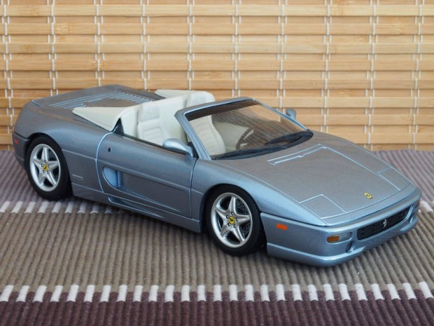 Ferrari F355 Spider (1995) modellaut 1:18