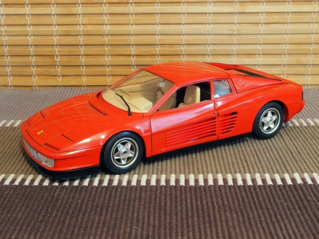 Ferrari Testarossa (1984) modellaut 1:18